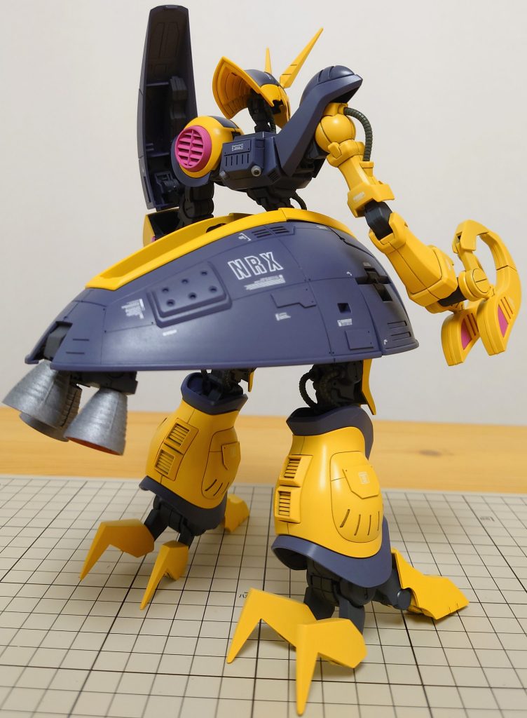 フロントショット＋バックショット。HGなのにMG並みに大きいので、いつもの撮影環境では撮れなかったので、作業机の上で撮ってます。今回は既存モールドの掘り直し、スカート部分へのスジボリ追加、プラ板によるディテールアップ、シールを使ったマスキングによる塗り分け等を行っています。（写真を撮るのを忘れておりましたが、スカート内、及び大型バーニア内の塗り分けもやっています）また。大型クローも、多くの方は後ハメ加工による合わせ目消しをやっておられましたが、少し面倒だったため、合わせ目はデザインナイフで削って段落ちモールドにしています。