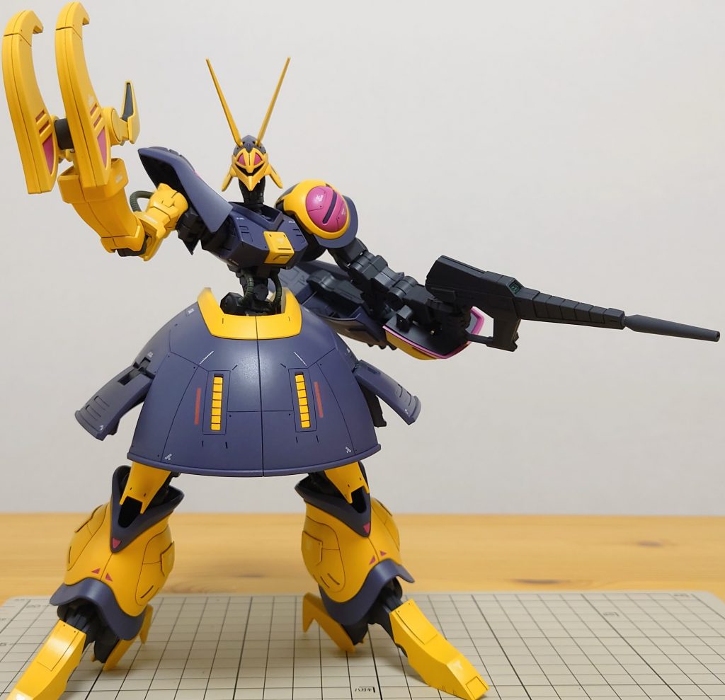 ビームライフルを構えての一枚。迫力がすごい。