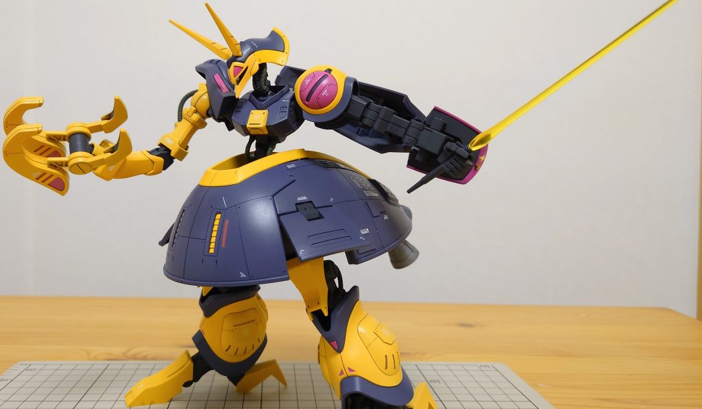 ビームサーベルを構えての一枚。塗装の影響か、想像以上に関節がしぶく、動かすのが難しかったため、ポージングがつけにくかったですね。