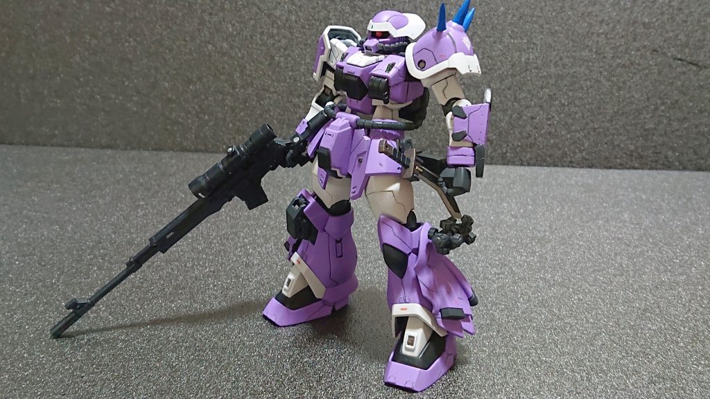 今回初めてジオン系キットの表面処理を行うことになったのですが、曲線主体のパーツはほんと扱いが難しいと思いました(×_×;) ここに関しても初挑戦になってしまいました。カラーリングは水性塗料で筆塗り全塗装。