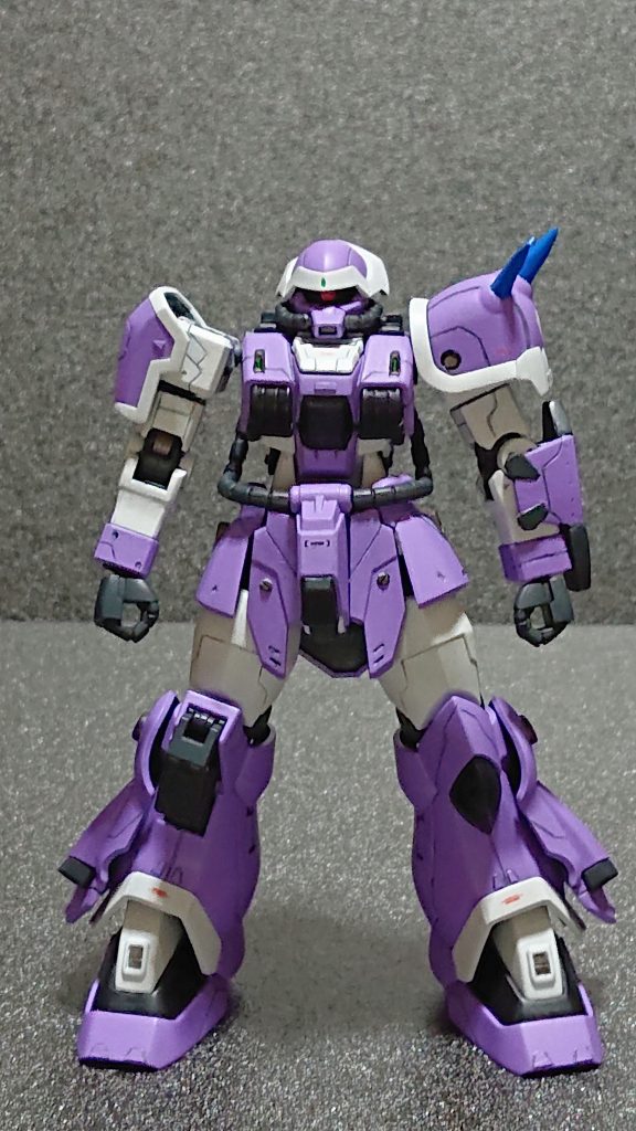 各所スジ彫りに合わせ、肩、胸、スネ、爪先などにプラ板を貼り付け。