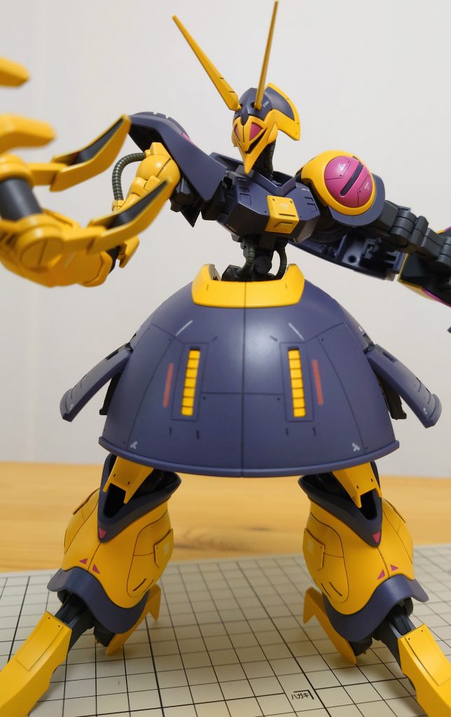 非常に特徴的な機体がプラモデル化されたので、欲しい！と思いながらもなかなか手に入れることができず、発売から2年経ってようやく手に入れることができました。成型色のようにロザミア機で作ろうかな、と思いながらも、なんとなくでジェリド機カラーにしましたが、これはこれで正解だったかな、と。変形もできる特徴的な機体ですが、塗装剥げが怖いので、結局、変形はさせずじまいです。今回もご覧いただきありがとうございました！