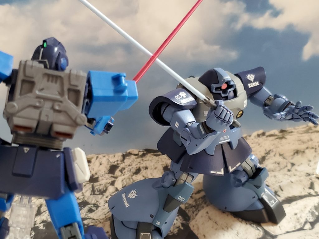 互いに弾薬も尽き、接近戦❕撃破には至らなかったが謎のMSは撤退😵💦その後、このMSの追撃は宇宙から降りてきたシュターゼン中尉に引き継がれた❗