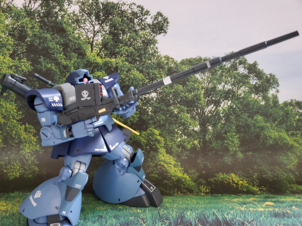 グレーデン中尉の高い射撃センスを活かすためにロングレンジ180㎜キャノン砲が用意された❗ドムの高速ホバーと彼の射撃により連邦MSをレンジ外から狙撃し連邦兵士は多々困惑💦