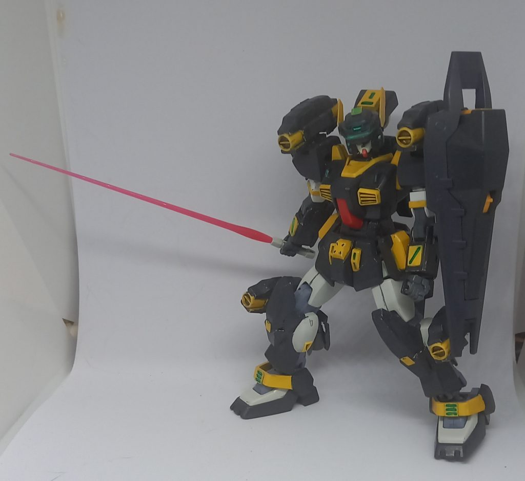 ビームサーベルを構えて。