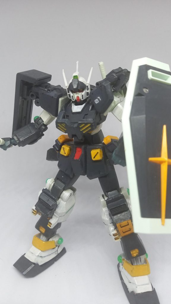 フェイスはジムカスタムをベースにガンダムの顔を入れ込んでます。