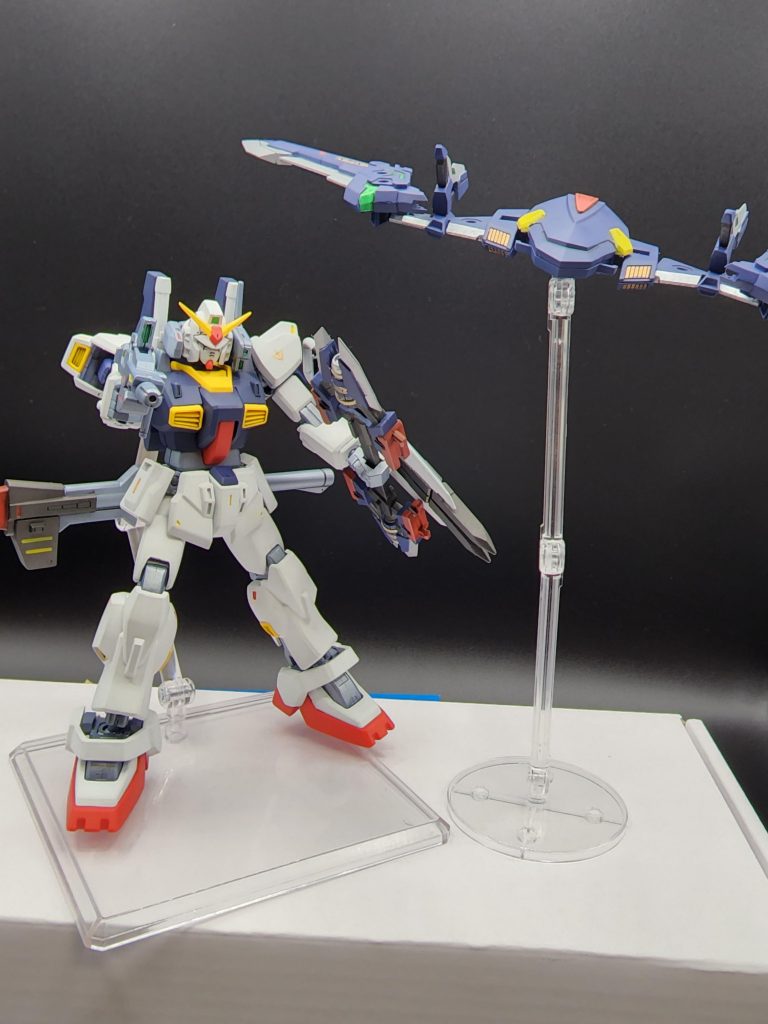 昔作った物の為ハンドパーツが無かったり、ゲート痕が沢山あったりします。ハンドパーツが無い為、右手が常にビームライフルを持ち続ける事になり本当は両手に近接武器を持たせたりしたっかったです。後、盾の「3」のシールを逆に付けてしまい「E」になっています。