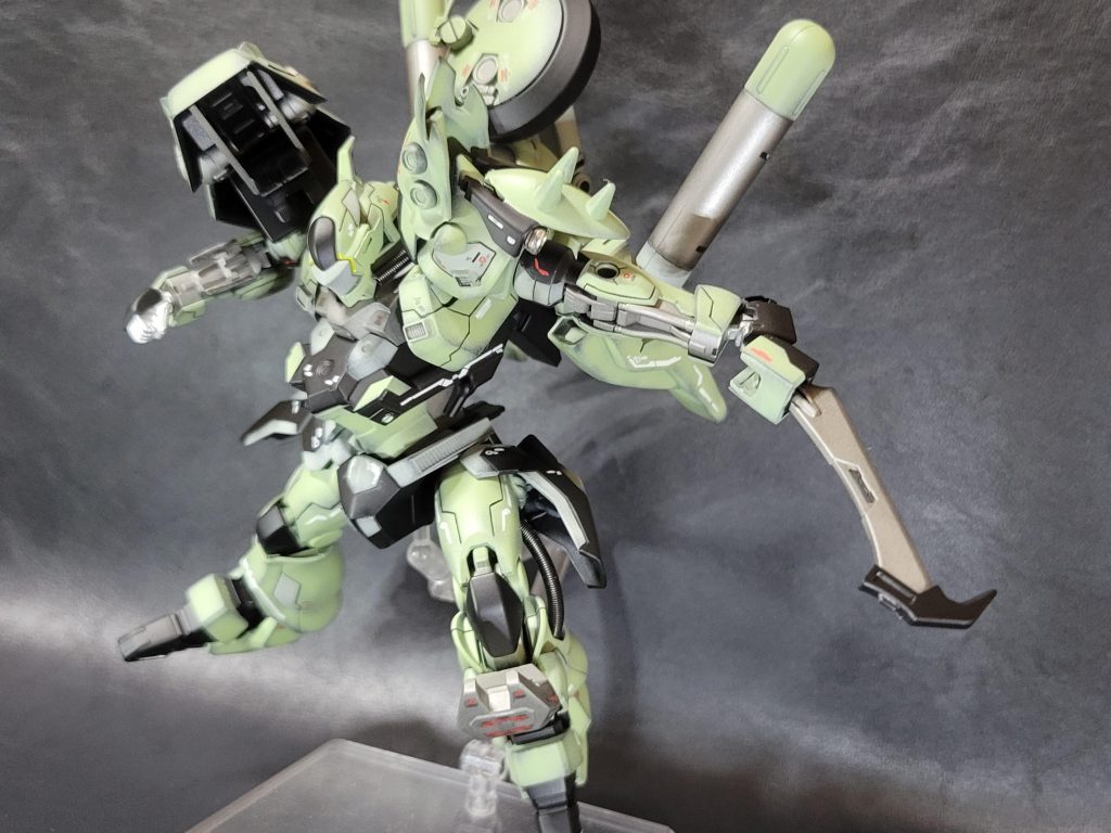 ナイフスナイパーライフルに着いているナイフです。辟邪のものを少し改造して磁石でライフルに着くようにしています。可動域が滅茶苦茶広いのでポージングしやすいです。