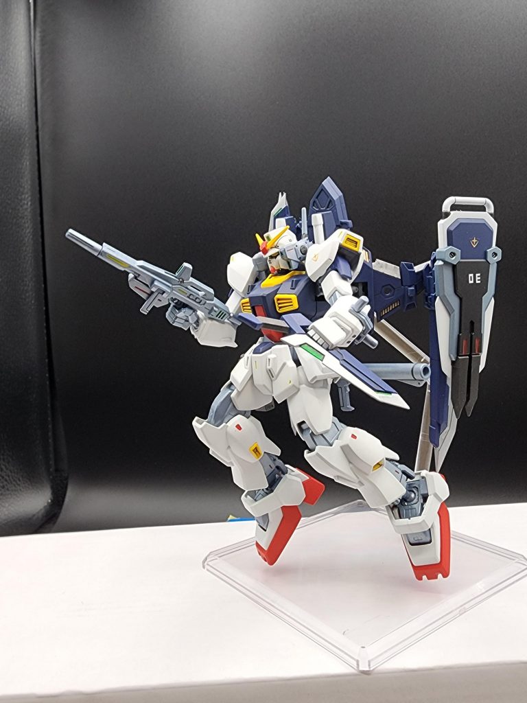 腰部分にスタンドを接続する穴が無かった為、バックパックの翼に無理やり接続しています。その為、思ったポーズが全然出来ませんでした。