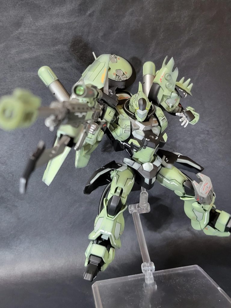 長距離狙撃型汎用ライフル汎用の理由は狙撃以外にも普通のライフルとしても使用できるという設定だからです。普通の機体が使うと長くて使いづらいが、その可動域の広さを生かして軽々と使います。