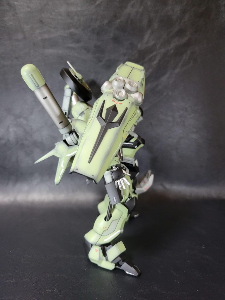 右側シールドにはトーリス・リッターのものを使いました。ビーム砲(?)の塗り分けはマスキングがめんどくさかったので、テープ貼らずに塗装してみました。