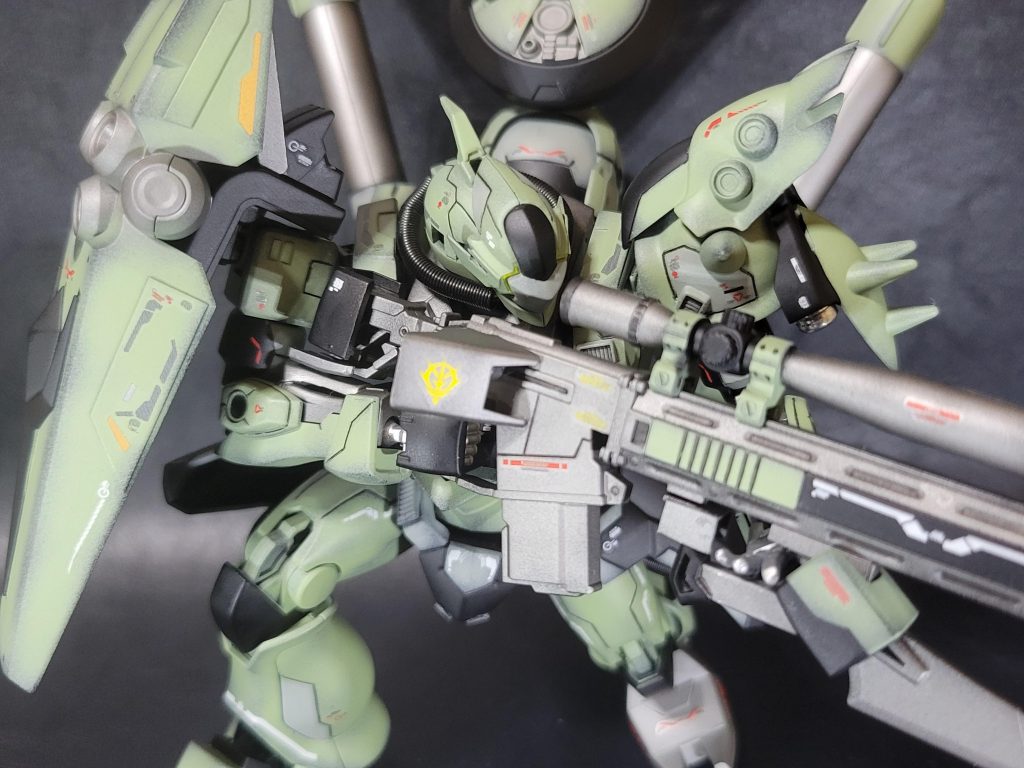 ライフルは右腕に軽くですが固定できるようになってます。