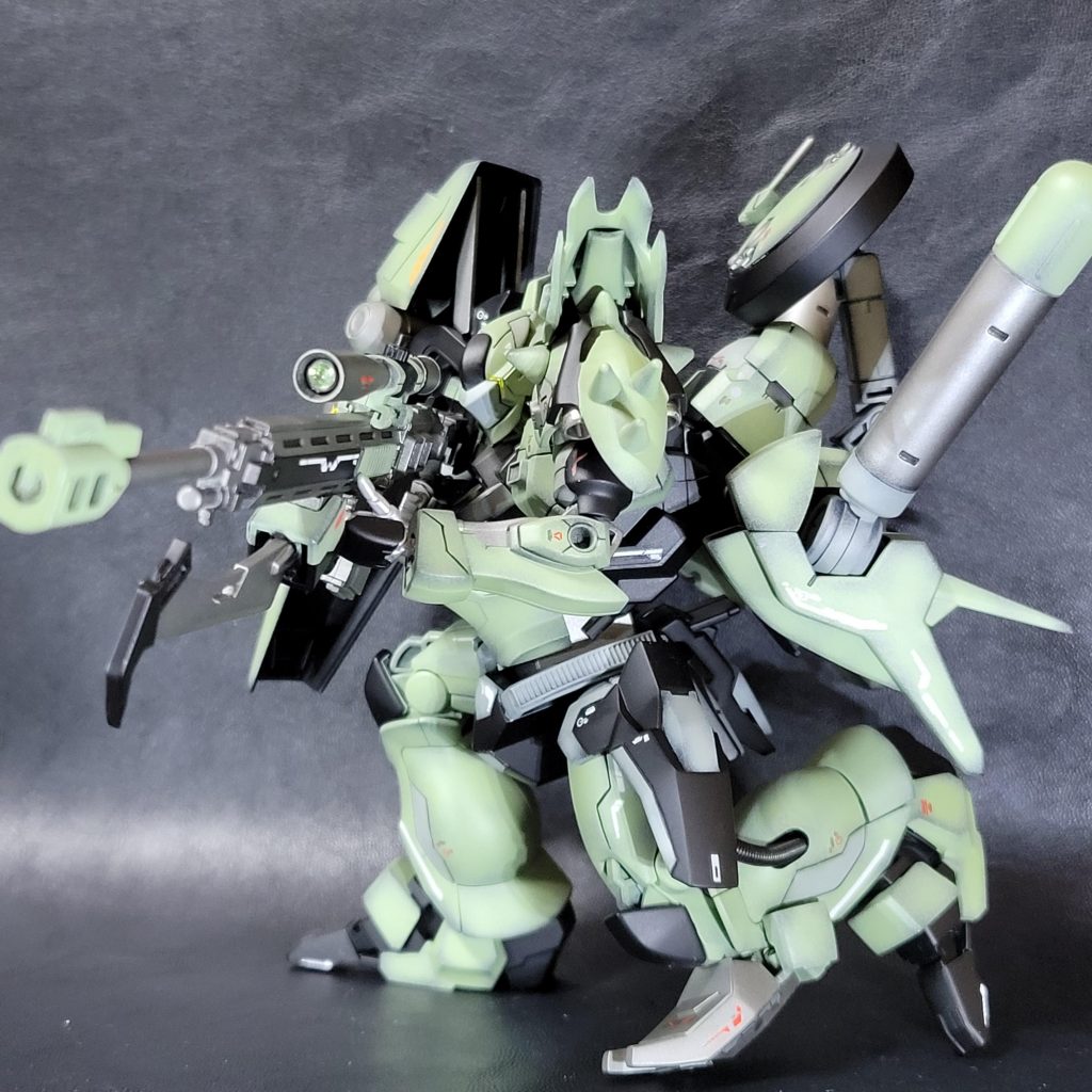 こんな見た目ですが膝立ち撃ちができるようになってます。スナイパーといえばこのポーズですね。右で撃つなら右膝を着くのが正解何ですかね?調べてみたらなんかどっちでも良いみたいな感じだったと思うので、見ない左にしました。