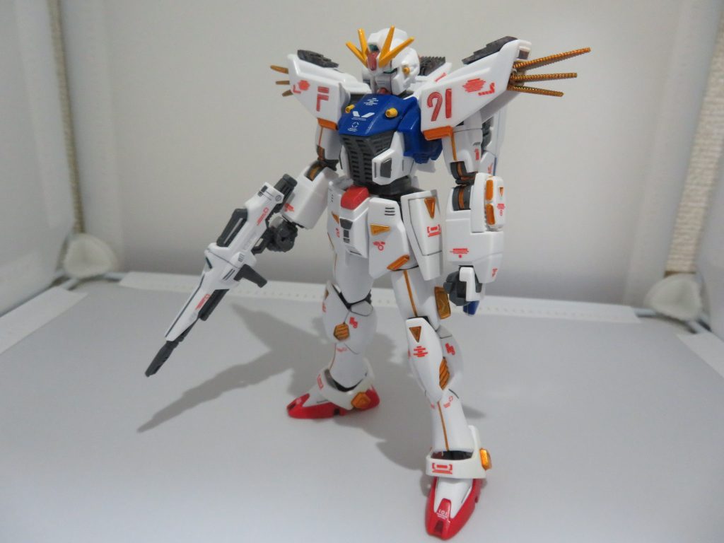 正面から。パーツ差し替えによる破損が恐いので、フェイスパーツはノーマル、放熱フィンは展開したままです。