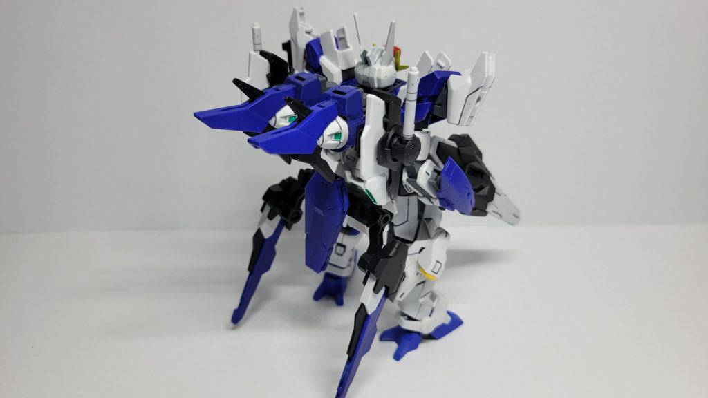 背面。バックパックはコアガンダムのものを基盤にダブルオースカイのものをアムアムで接続しています。腰部は接続部にアムアムを用いて装備させています。