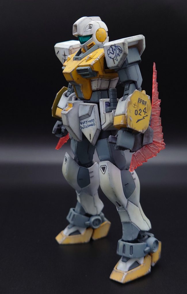 左肩のマークやミドルシールドのナンバー、稲妻、股辺りのプロテクター「Very very Delicious !!」は、インクボール0.3mmのボールペンで書いています。左シールドの「EFGF」デカールはHG Ez-8より。