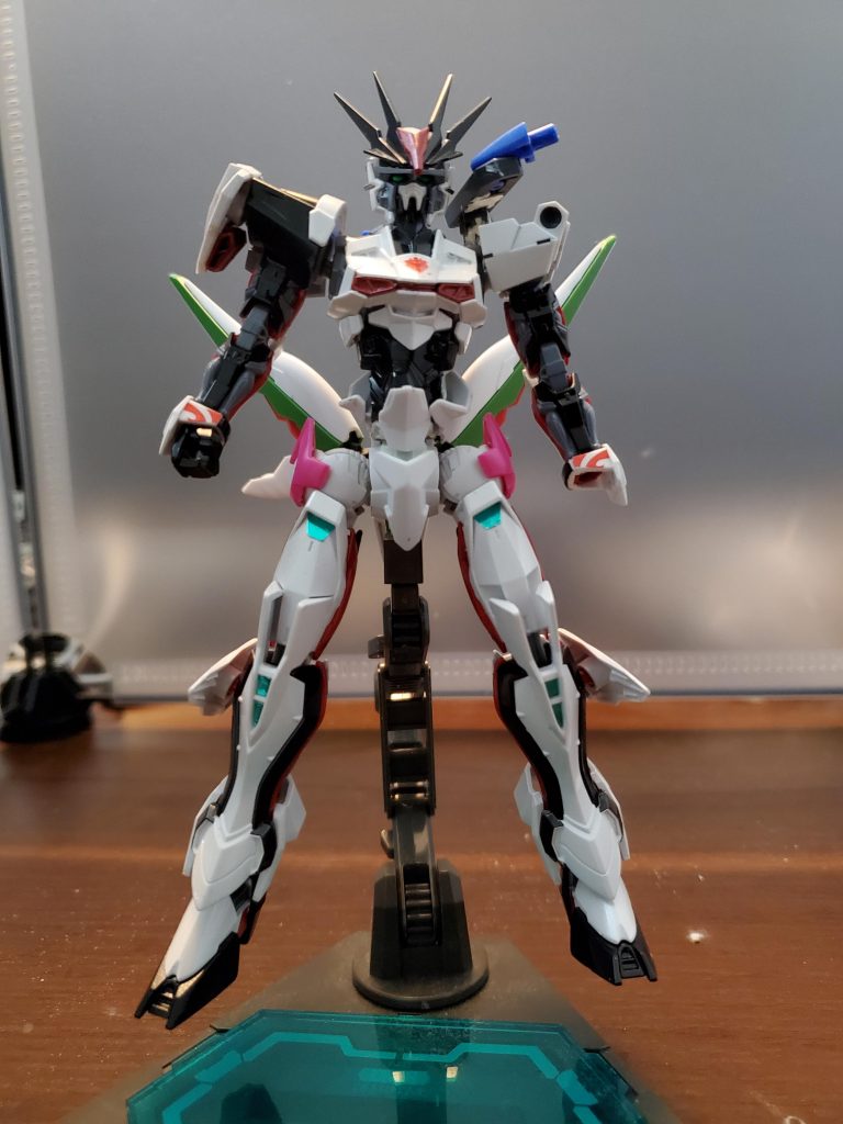 正面と武装無し状態。見ての通り頭右腕はロードアストレイのまま。左肩はダイバーエースにしてます。プラ棒でジョイントを自作し接続。腰はルブリスのパーツを上下反転させてパテで接着。股関はルブリス。脚もまんまロードアストレイです