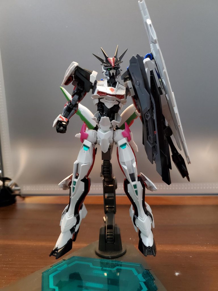 フル武装状態。クアンタの盾を基部にルブリスの盾にポリキャップをパテで埋め込んで軸接続。ロードアストレイの剣はモールドにあわせて穴を空けて軸接続、柄も多分ガンプラのジョイントを接着して接続。重すぎてバランスが死んでます。  