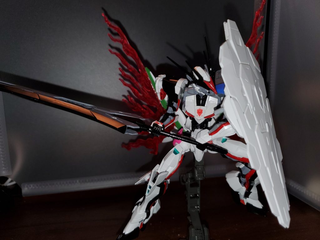 大剣を構えるポーズ。ミノフスキードライブも稼働させて突っ込む気しかないといった感じ。たまたまですが、フラッシュをたいたら刃の部分が赤く反射しててお気に入り