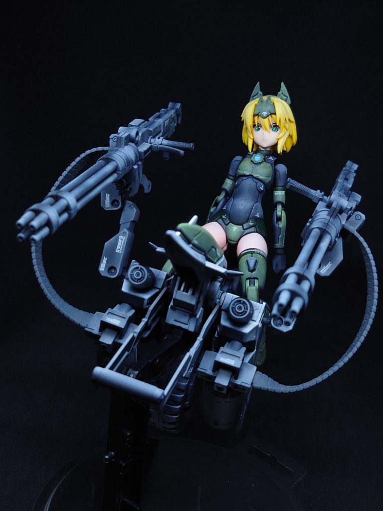 ガトリングガンをひっくり返してグリップが出ます。