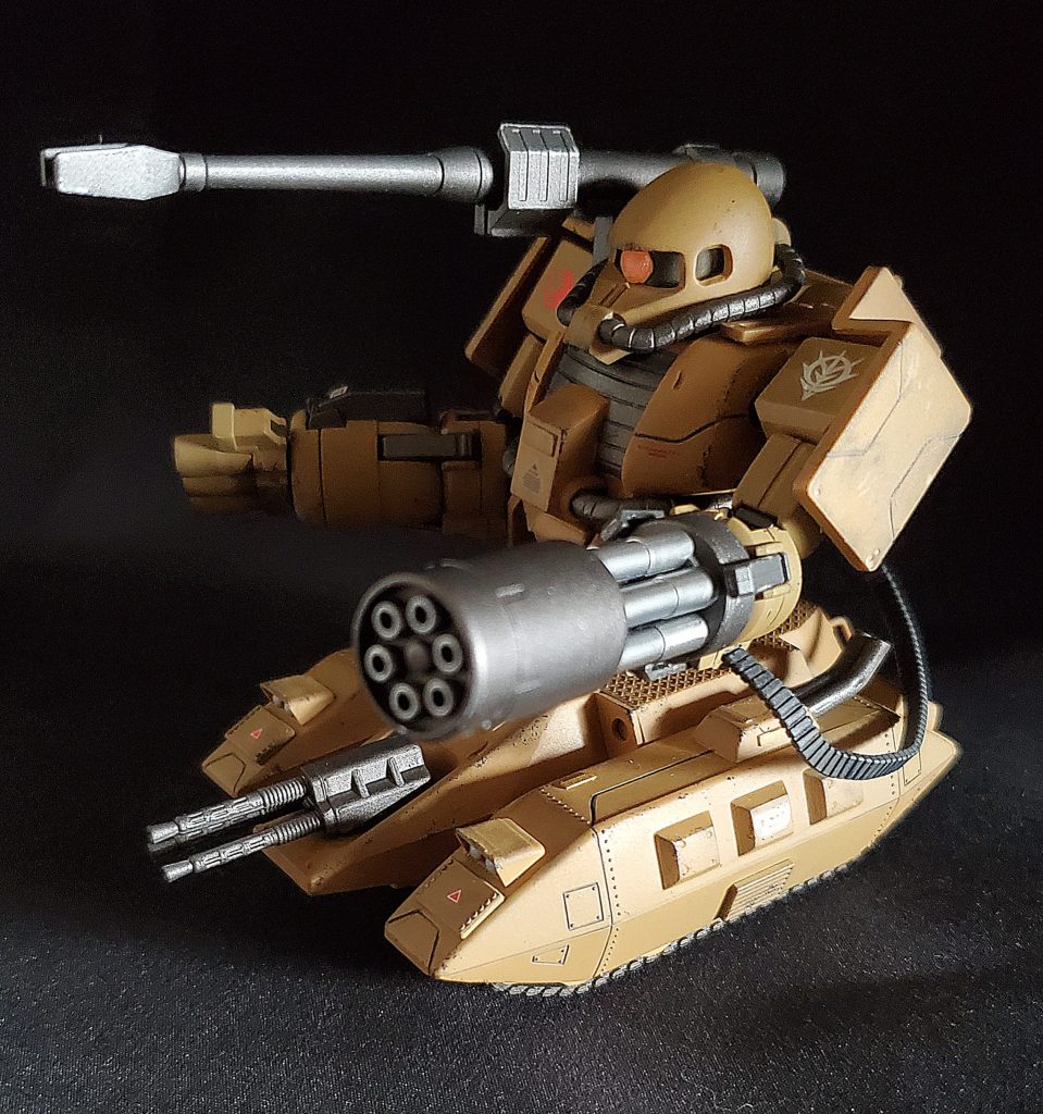 左肘の部分もプロトタイプグフ戦術実証機のものを使用しているのですが、ガトリングはジャイアントガトリングのあまり（多分）を使用してます。