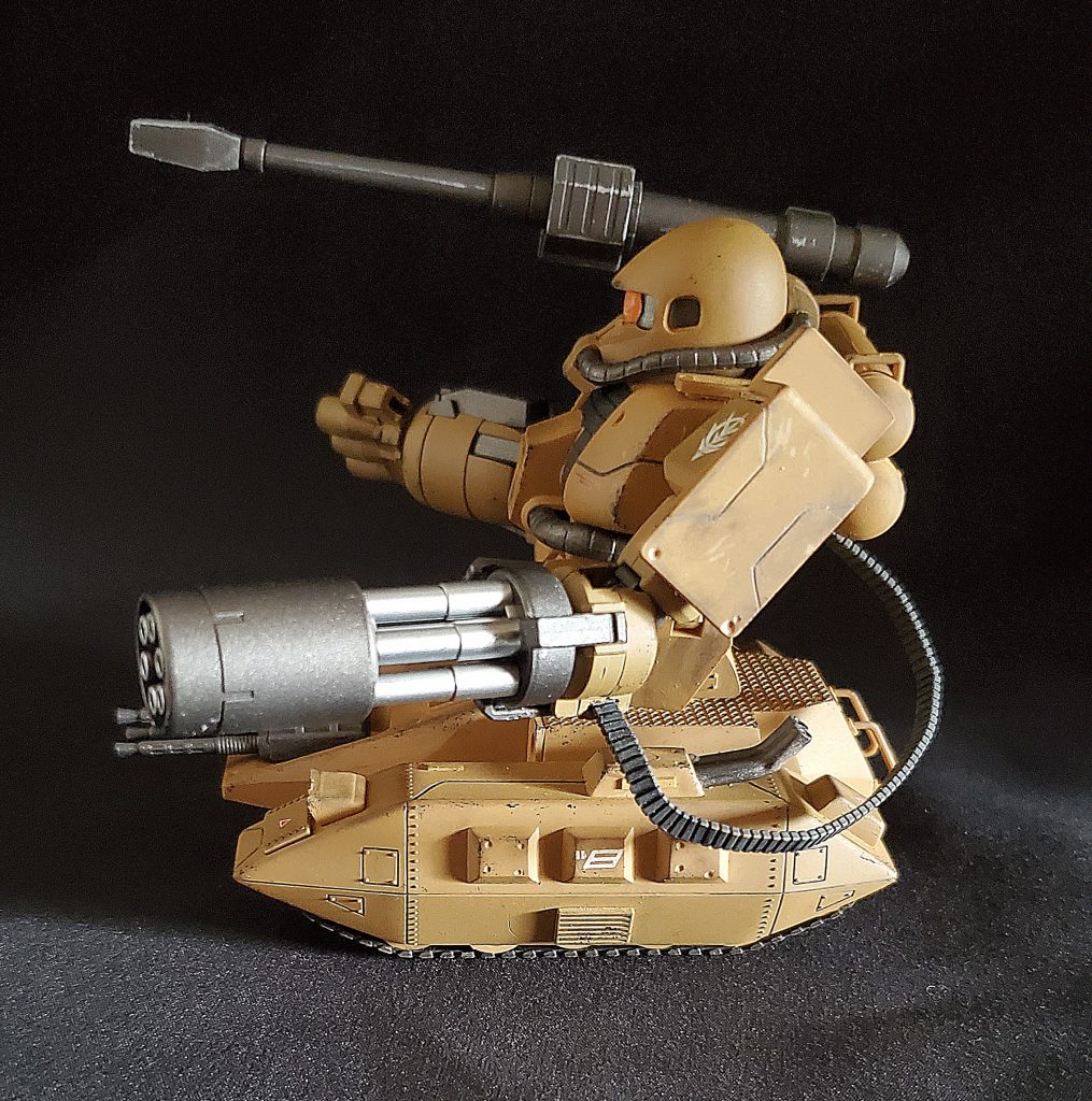 ガトリングは背面タンクから、オリジンのシャア専用ザク1に着いていた給弾ベルトで繋いでみましたが、ちょっと細すぎました;