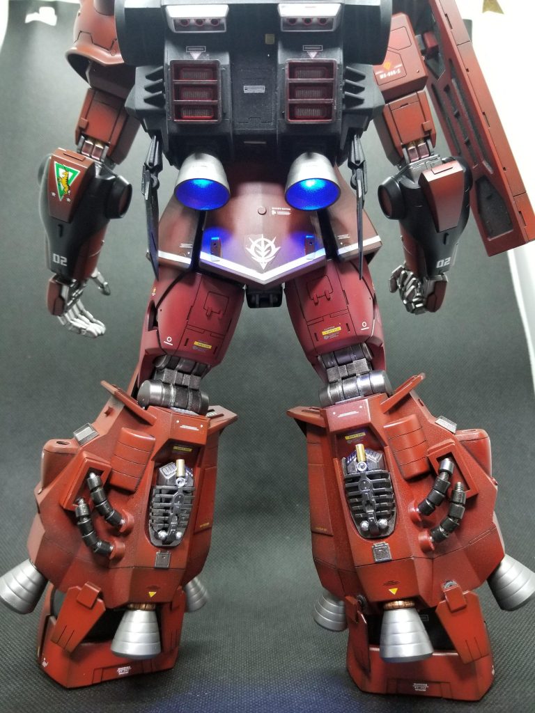 で、その脚部内部。パイピングはジャンクパーツとアルミ棒にて加工し、06R-1Aではタンク形状のパーツが付く正面部分は、余ったMGのフレームパーツをそれらしく盛って貼り付けました。何のMSのパーツかわかった方はかなりの強者(笑)。このパーツは内部フレームを固定する上でも非常に重要なパーツとなっています。