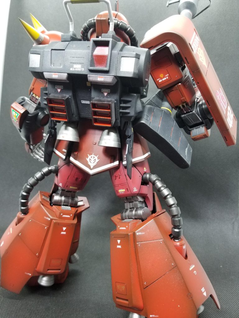 背部。まずこのバックパックですが異常に横に長かったのでタンク部のカット、スラスターユニットのカット、加えてバーニアノズルを光らせたい❗との思いから電飾仕込むのに、めちゃくちゃ時間掛かってしまいました。