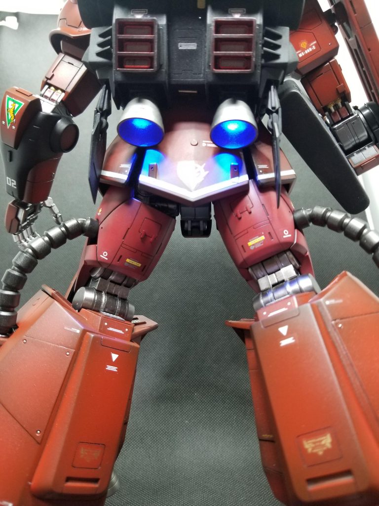 そのバーニアノズルの噴射風電飾はこんな感じ。ま、自己満ですね(笑)。ちょっとわかりにくいですがバックパック中央下部にスイッチを設置して、外さなくてもオンオフできるようにしました。腹部の動力パイプと繋げるのも一苦労しました。