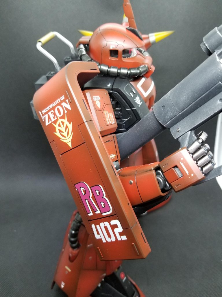 シールドも多少のディテールアップを施し、デカールに関しては旧キットの物もなるべく使用しました。カラーリングですがメインはモンザレッド、サブには混色のオリジナルレッド(ザクⅠで使用したもの)を、ブラック部はEXブラックにオリーブドラブを少量。全パーツ黒起ちあげによるMAX塗り初挑戦。金属感を出したかったので、全色ガンメタを数滴入れました。フレームはスターブライトアイアン。マニピュレータとフレームほか一部にはガンダムマーカーのヘビーガンメタ。バーニアはスターブライトジュラルミンです。