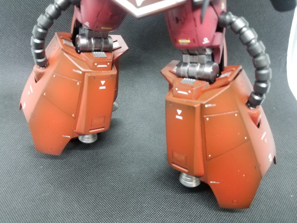 そして脚部。今回一番時間かかりました。ここのPGと旧キットのマッチングに技術不足もあって非常に苦労しました。で、止せばいいのにアーマーを取り外せるようにして内部も作り込もうとしたのがそもそも間違い(笑)更に時間を費やすことに…。接着しちゃえば見えなくなる…見えないなら作らなくていい…とはいかず😅