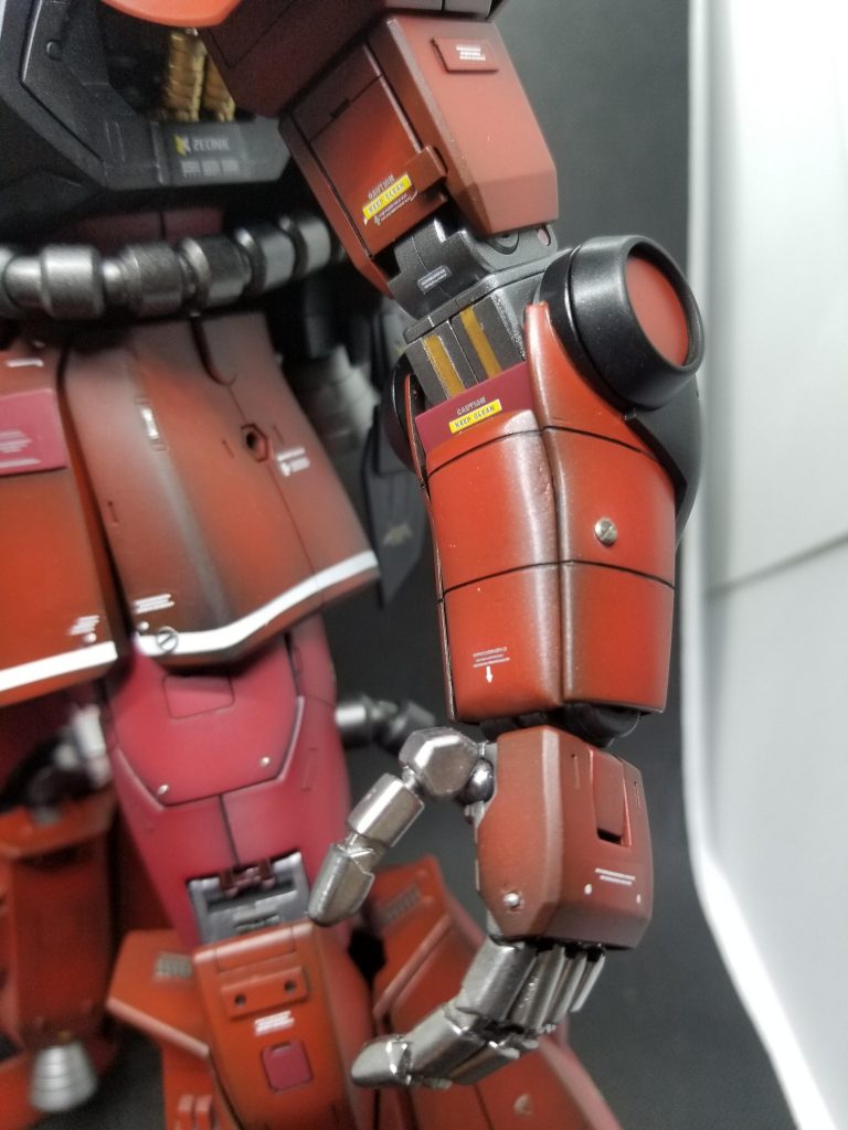 腕部で気になったのは前腕部分。キットでは角ばった形状でしたので力強さを出す為にパーツを一旦切り離し、ここでもエポパテを盛ってボリュームを出し、なるべく設定に近い印象にしました。あと肘の丸い部分も一旦くり貫いて色分けし、設定に近い雰囲気に。