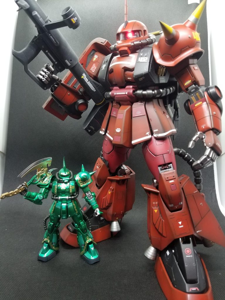 まずは大きさ比較から。前回作製したRGザクⅡドズル機と比較してみてもこの違い❗まるで大人と子供…いゃ、プロレスラーと幼児ですね(笑)。その分やりがいは半端なくありましたが…ん～、道のりは険しかった😅なんせ大型の旧キットですから、千鳥風に言えば『ひけがめっちゃすごいんじゃ‼️』(笑)