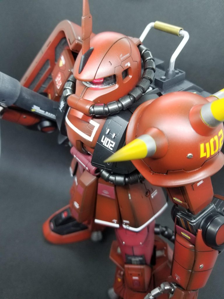 お気に入りの斜め上から。ジョニー機の特徴である黄色いスパイクはキットのままでは短くて迫力に欠けたのでエポパテで自作しました。また、バックパックの上部のハンガー状のパーツは貧弱だったのでアルミ棒と真鍮パイプを加工して取り付けてみました。