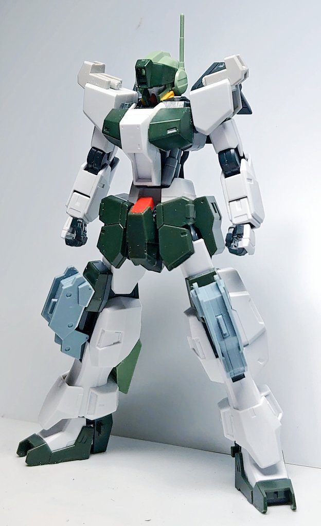 最初期はジムスナ+00のロックオン機をイメージして作っていました