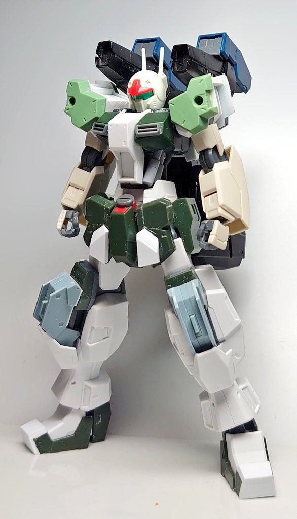 方向性が決まり、本格的にガンキャノンへと作り替えました。写真では頭がガンキャノンそのままでしたが、途中で陸ジムのものに変更、ガンキャノンの記号だけを盛り込んで現在の形になりました。