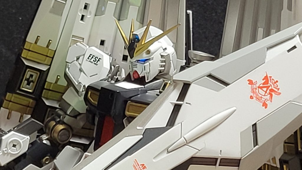 目はクリアパーツの成型色を使い塗装していません。UVライトを当ててみました。良い感じに青く光ってくれました( ＾ω＾ )