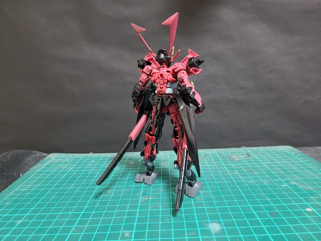 背面は肩を動きやすくするためバックパックには何も装備していない主に腰と脚部に推進力を集中している。