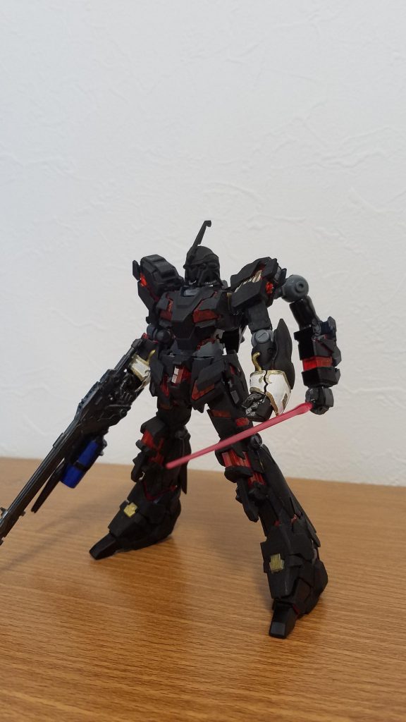 いたってシンプルなミキシングです頭部と足、腕はシナンジュを、その他はバンシィで作成しています。初めての全塗装です!