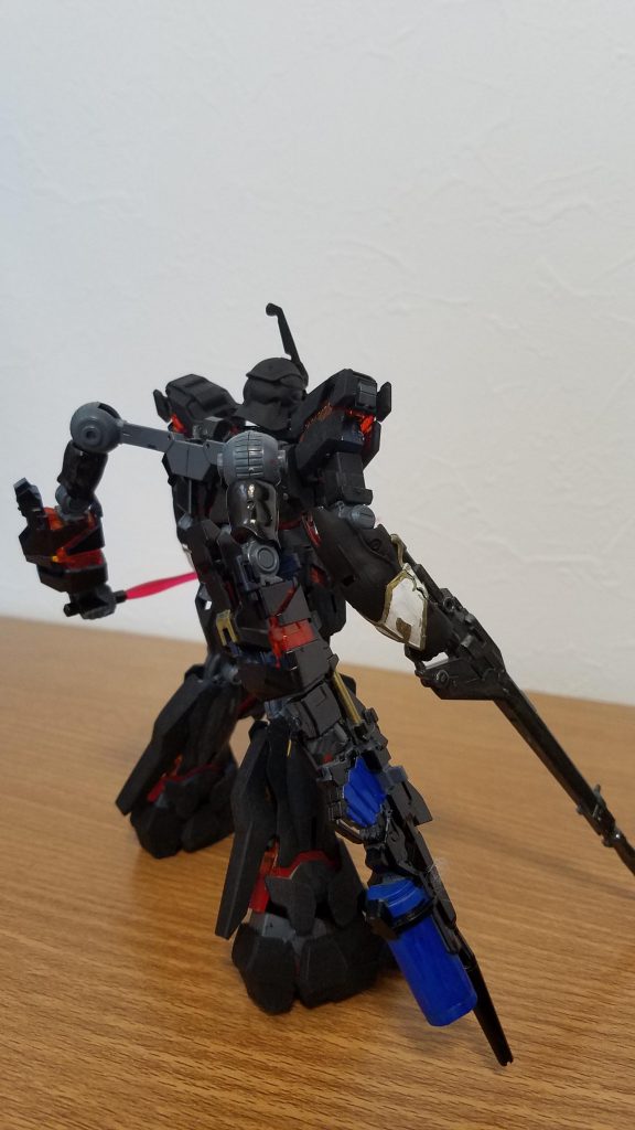 バックパックにフェネクスのパーツを使い、バンシィの腕を接続。シルヴァ・バレト・サプレッサーのイメージです。モノアイはなんとなくジム系のゴーグルに変更。まぁ元々連邦系機体ですから、違和感なく気に入っています(^^)