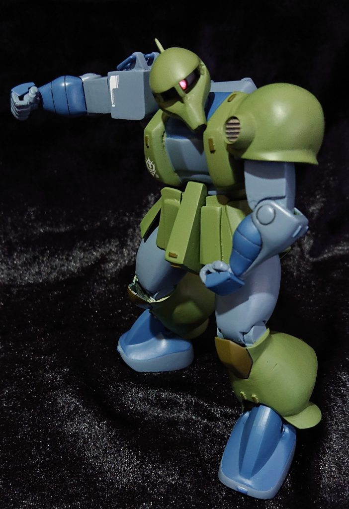 旧ザクと言えば、タックルですが、うまく写真に納められないので😭、ラリアット❗でもと。