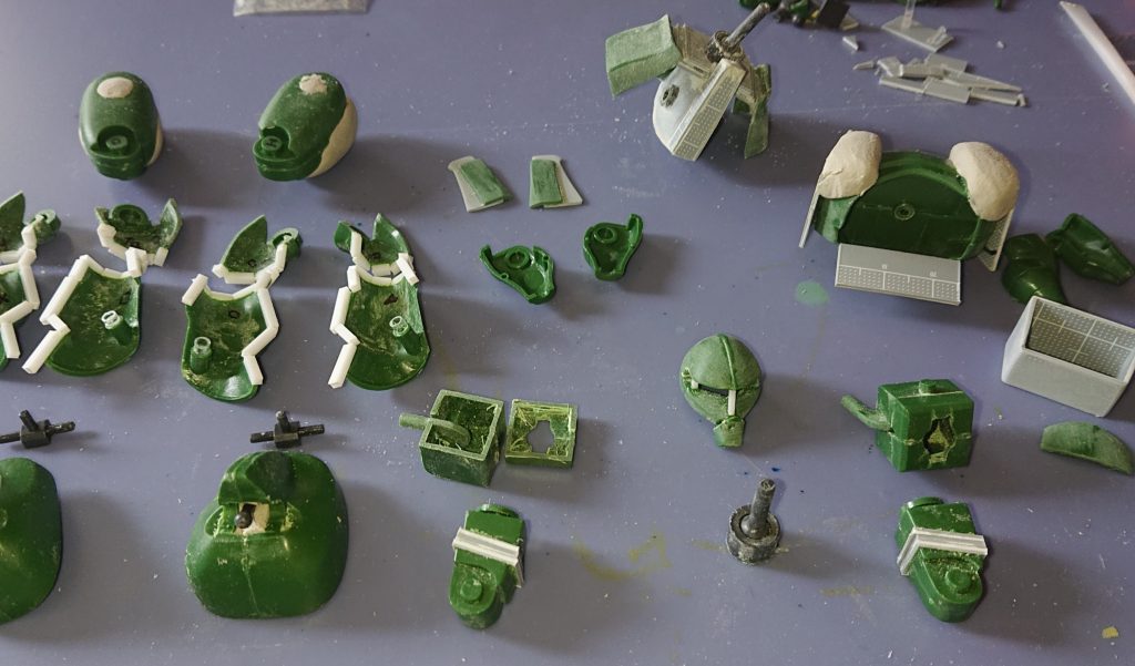 切り刻んで、削って、プラ板貼って、パテ盛って、ボールジョイントをポコポコ付けて😅