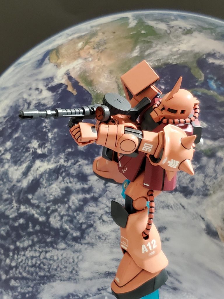 シャアの要望で白いMSの撃破を想定して試作された徹甲弾を射出できるザクマシンガン💥