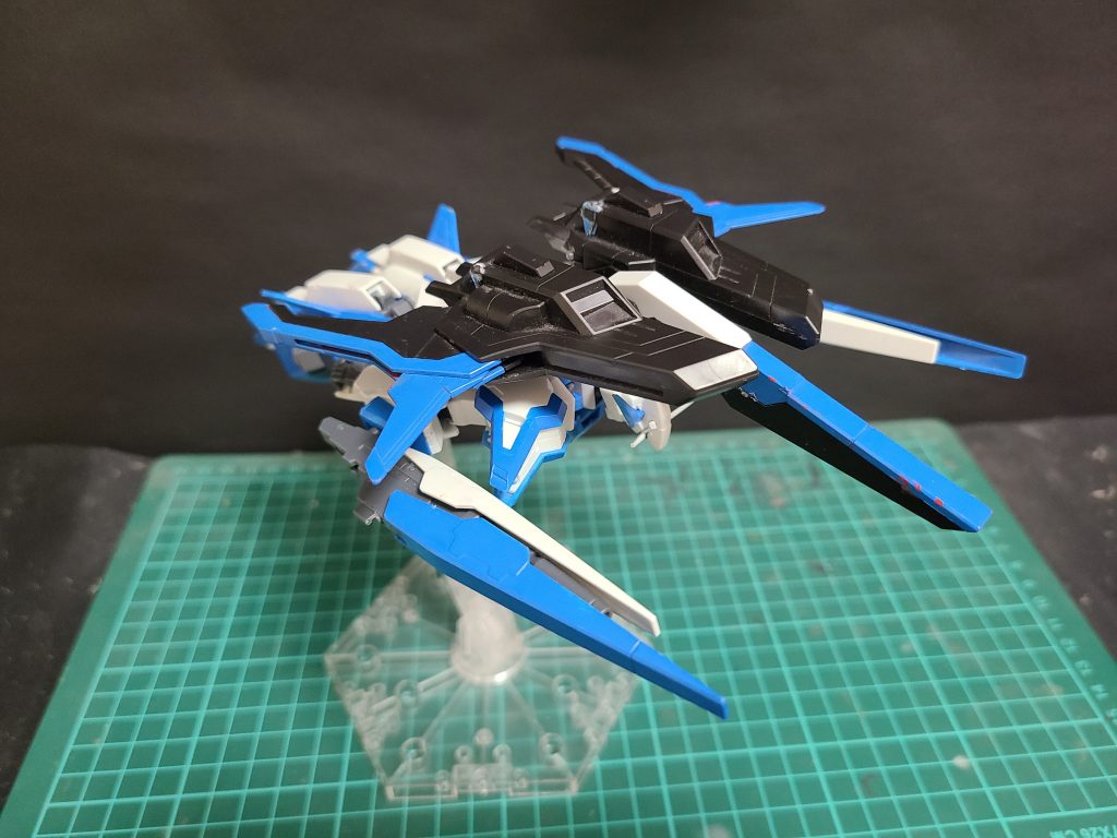 可変時のでは複雑に変形ではなく足を折り畳んでビームライフルを腕部に取り付けて完了。MS一機乗せることが可能。