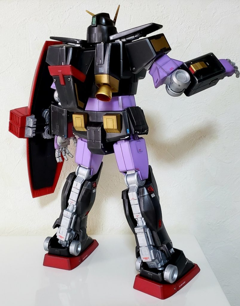 バックショットこのキットの泣き所、ABS製間接パーツも合わせ目がガッツリ入ってます(T‐T)成形色の白もイマイチなのでシルバー(水性)に筆塗り塗装。