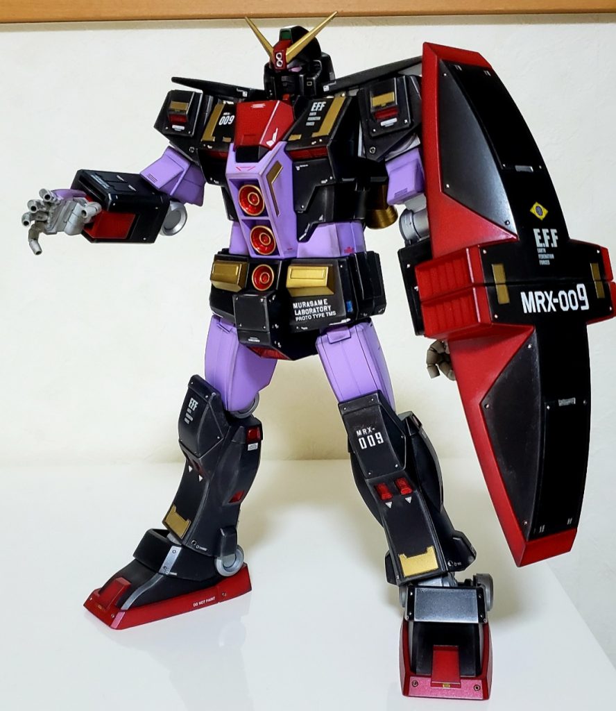 とにかく合わせ目だらけなのでやっぱ全塗装やな~ってことで、黒⇒ メタルブラック赤⇒ メタリックレッド青?⇒ MSパープル黄⇒ ゴールドをチョイス。水転写デカールを貼ってトップコートは半光沢仕上げにしてます。