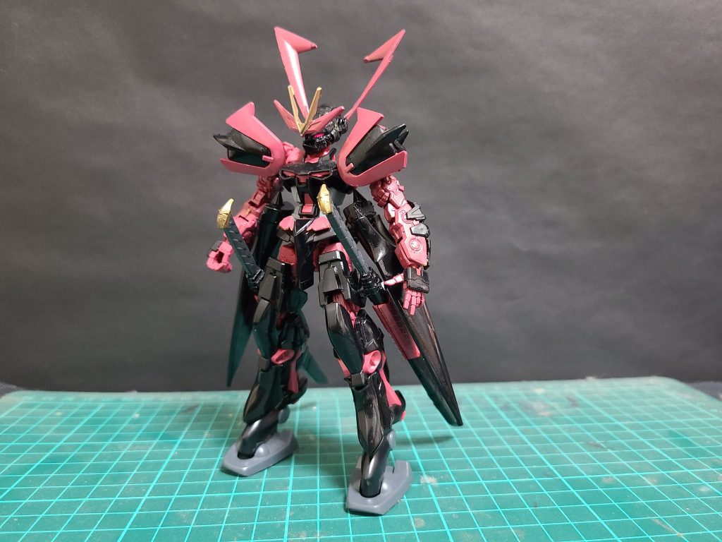 「ゴールドフレームアストレイ」の改造ガンプラ。漆黒の装甲に紅のフレーム、二本の刀を装備し近接格闘能力に特化している。手持ちには一切射撃武器を持っていない。