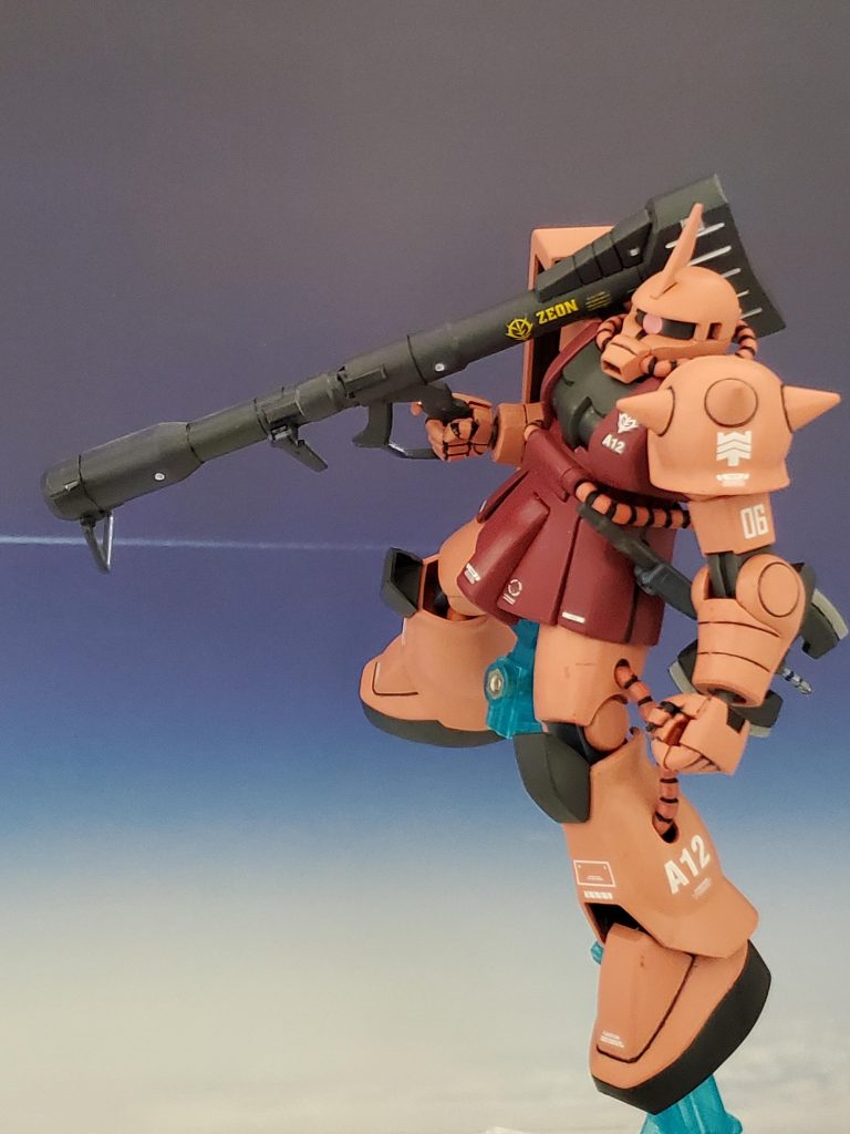 艦隊に配属されたシャアのザクに実戦使用テストを兼ねて新たな兵装が届けられた❗近々ロールアウトされる新型MSの標準装備となるバズーカ、そしてヒートホークの改良両刃型のヒート・トマホークである😊