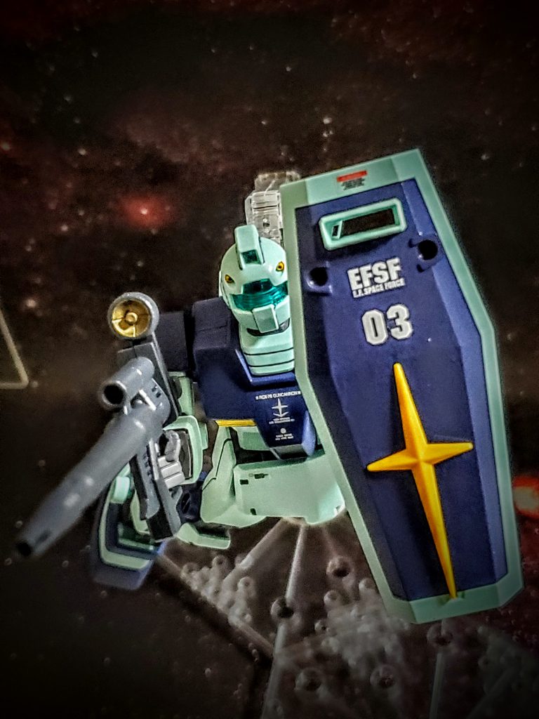 各小隊に指示を出すシャアのザクに急接近する通常のカラーリングとは違うジム💡❗