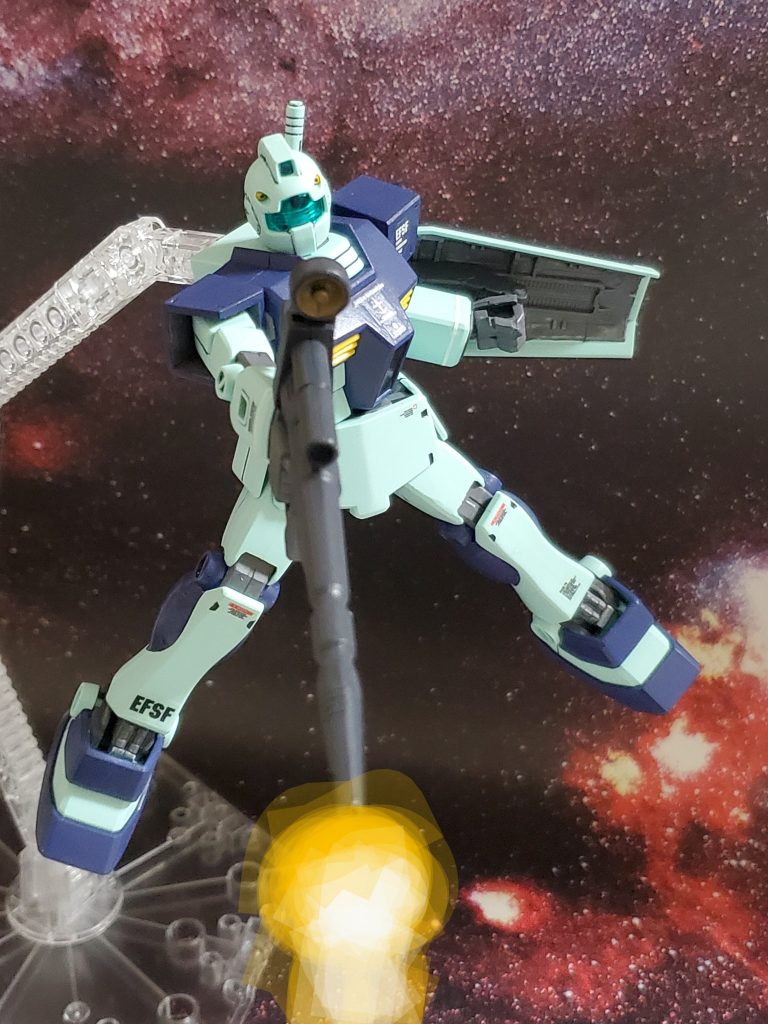 先制攻撃でビームライフルを放つジム💥